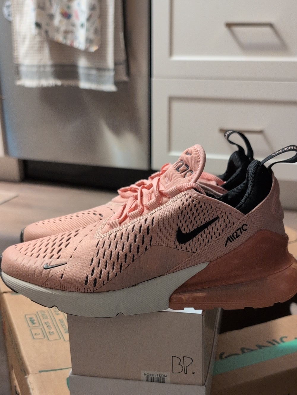 EUC Nike Air Max 270 Women’s Sneakers in Blush Pink and Black Size US 7